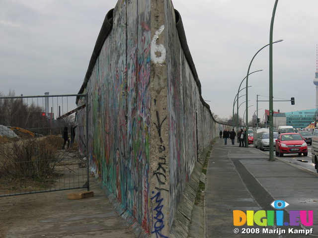 25271-25272 Two sides of the Berlin wall